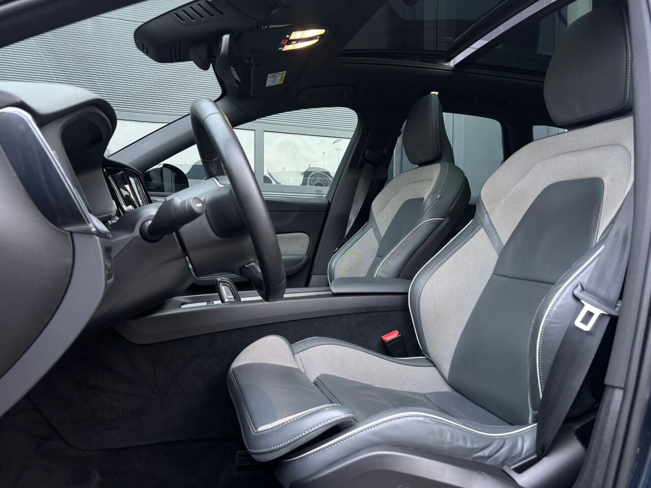 Volvo XC60 2.0 T6 Plug-in Hybrid AWD R-Design Panodak Harman Kardon Trekhaak Dealer Onderhouden