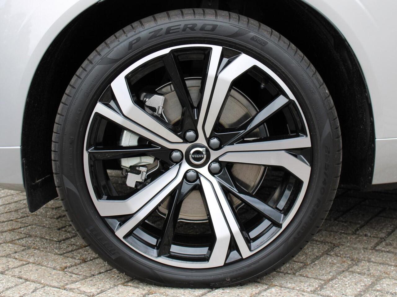 Volvo XC60 2.0 T6 Plug-in hybrid AWD Plus Dark Automaat / Panoramadak / 21" velgen / Trekhaak / Sportstoelen