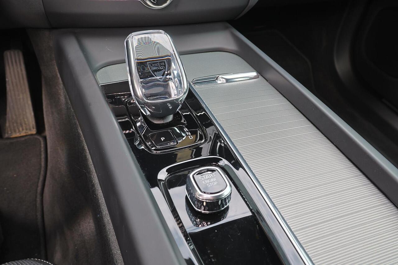 Volvo XC60 T6 Recharge AWD Plus Black Edition - Panorama/schuifdak - IntelliSafe Assist & Surround - 360º Camera - Harman/Kardon audio - Adaptieve LED koplampen - Verwarmde voorstoelen, stuur & achterbank - Parkeersensoren voor & achter - Elektr. bedienb. voorstoele