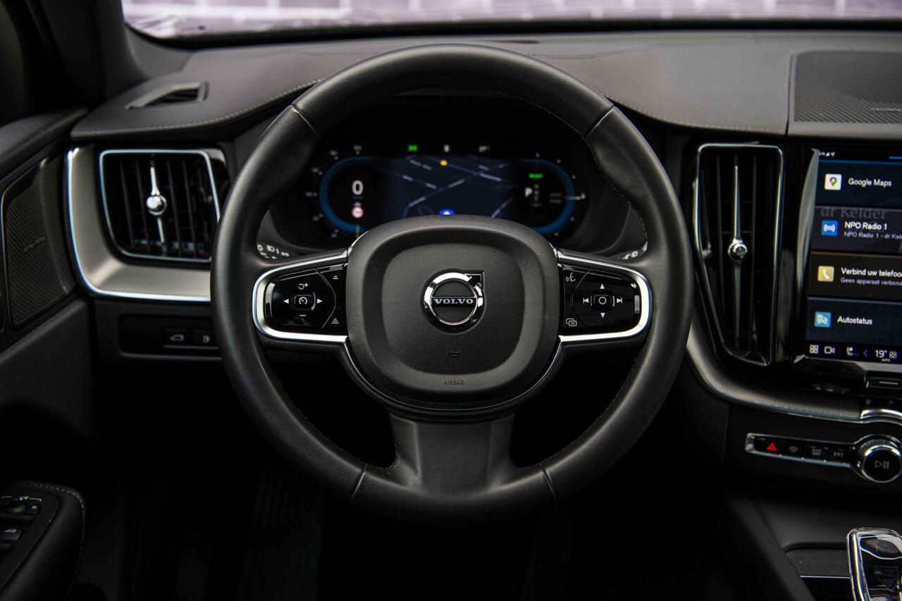 Volvo XC60 2.0 T6 Plug-in hybrid AWD Ultimate Black Edition | Trekhaak | Stoelventilatie en Massage | Adaptieve Cruise Control | Harman Kardon |