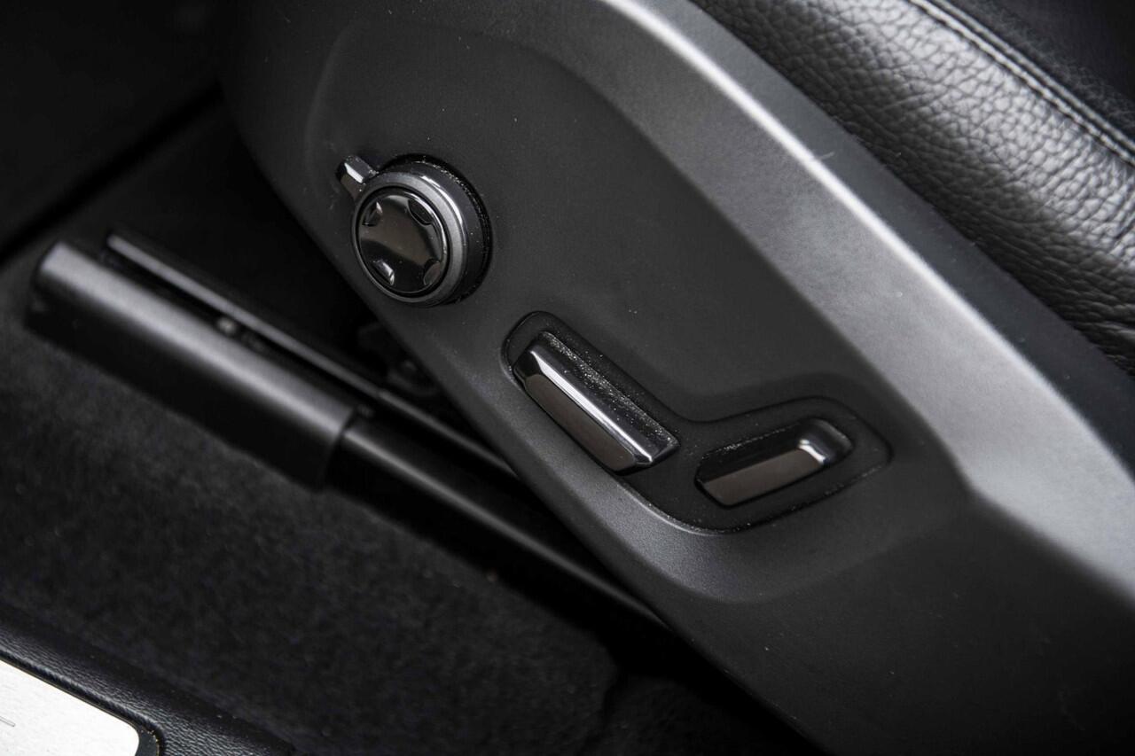 Volvo XC60 2.0 T6 Plug-in hybrid AWD Plus Bright | Long Range | Panoramadak | Adaptieve Cruise Control | 20" | Parkeercamera | Power Seats |