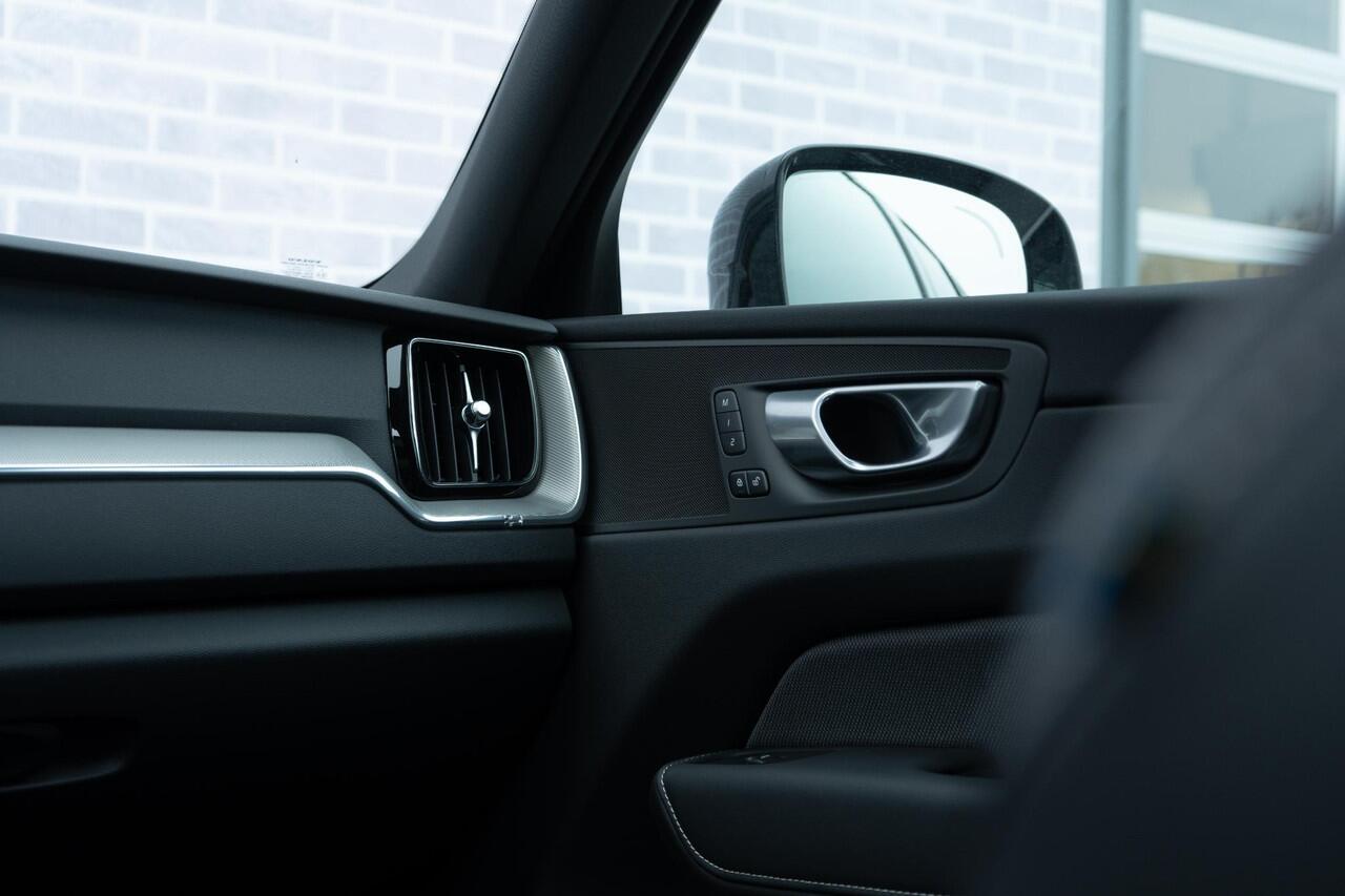 Volvo XC60 T6 Plug-in hybrid AWD Plus Black Edition | Long Range | Trekhaak | BLIS | Panoramadak | Adaptive cruise-control | 360° camera | Verw.stoelen V+A | Harman Kardon | Donker glas | 21" wielen