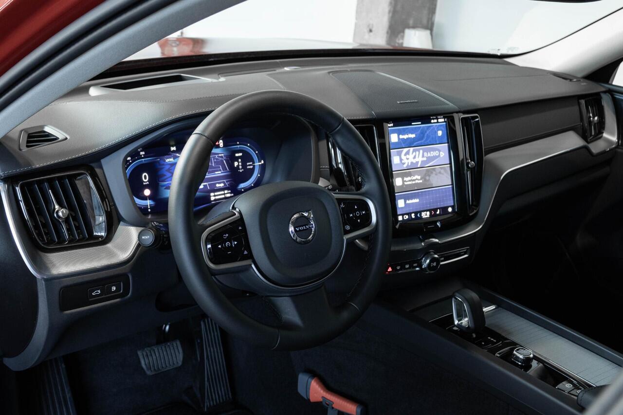 Volvo XC60 T6 Plug-in hybrid AWD Ultra Dark | Panoramadak | Semi Electrische Wegklapbar Trekhaak | 360° Parkeercamera | Stoelverwarming | Lederen Bekleding | Google Infotainment | Parkeersensoren voor + achter | Adaptive Cruise Control