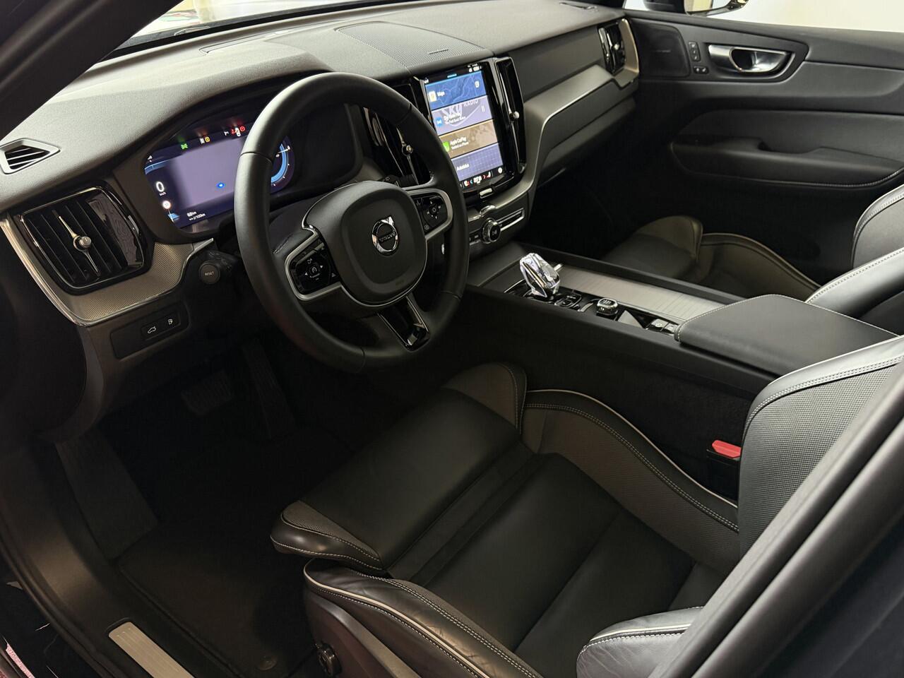 Volvo XC60 2.0 T6 350PK PHEV AWD PLUS DARK + LONG RANGE PANO HARMAN-KARDON 360CAM ELEK.KLEP STUUR/STOEL VERW. Plug in Hybrid ? Top Auto's Wijchen , Altijd een Ruim aanbod van Volvo's i BUSINESS / CORE / BRIGHT / DARK / ULTRA DARK / PLUS DARK / BLACK EDITION / ESS