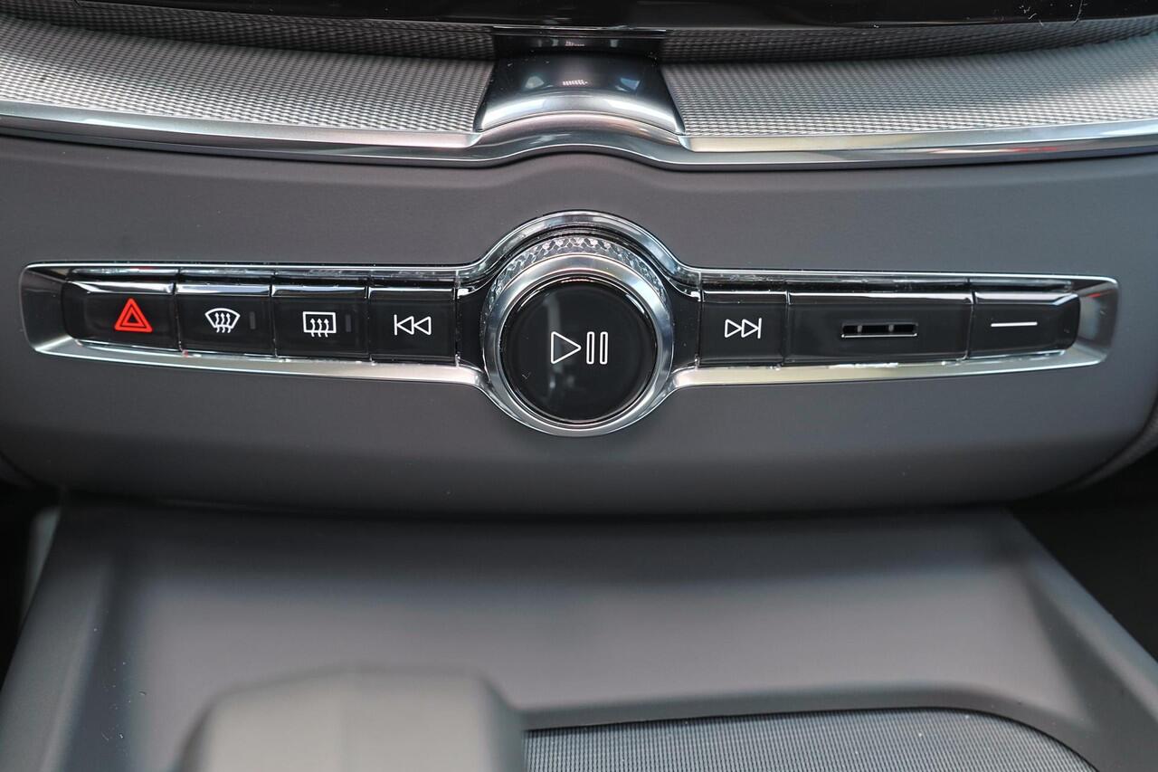 Volvo XC60 T6 Recharge AWD Ultra Dark - Luchtvering - Panorama/schuifdak - IntelliSafe Assist & Surround - 360º Camera - Harman/Kardon audio - Adaptieve LED koplampen - Verwarmde voorstoelen, stuur & achterbank - Parkeersensoren voor & achter - Elektr. bedienb. voor