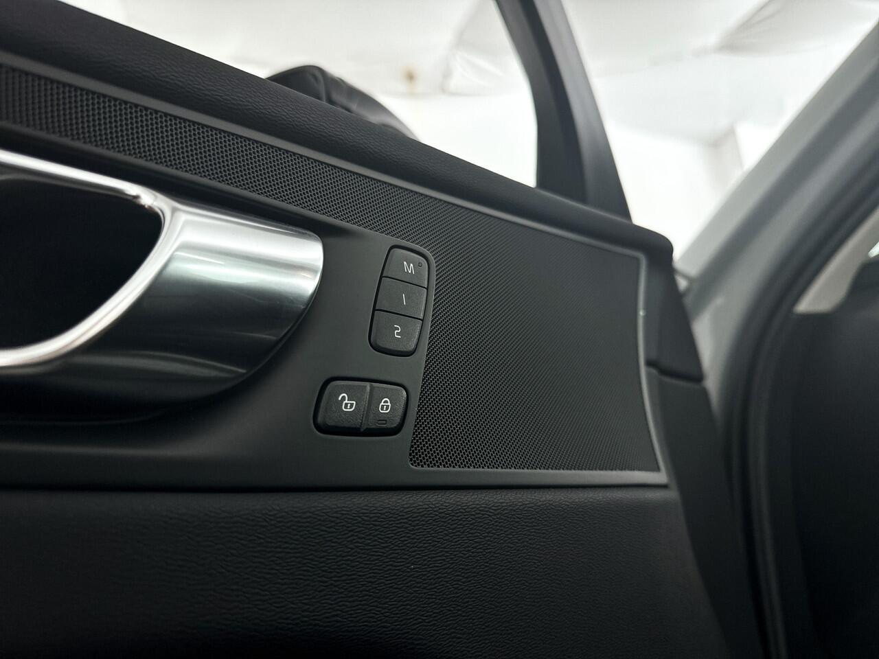 Volvo XC60 T6 Plug-in hybrid AWD Plus Dark | Panoramadak | 360° camera | Stoel- en Stuurverwarming | Trekhaak