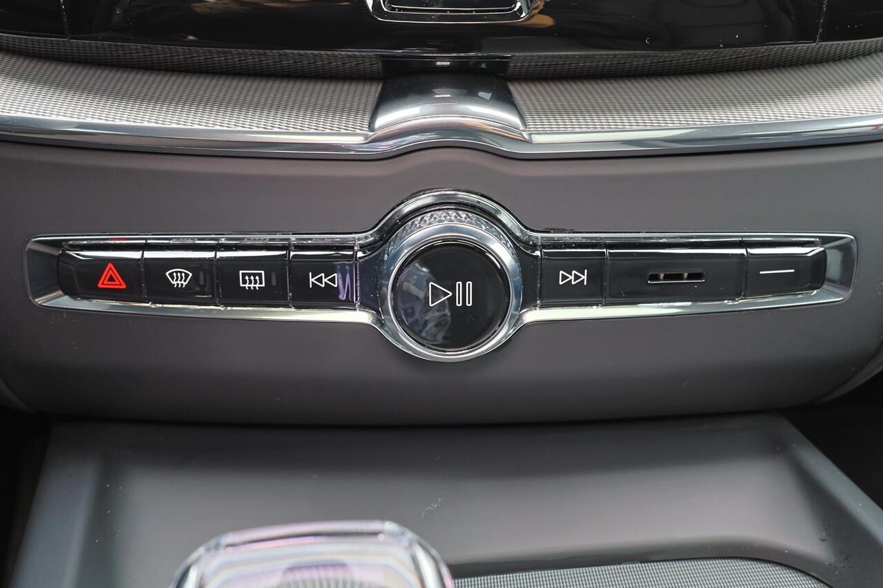 Volvo XC60 T8 Recharge AWD Ultra Black Edition - Luchtvering - Panorama/schuifdak - IntelliSafe Assist & Surround - 360º Camera - Adaptieve LED koplampen - Verwarmde voorstoelen & stuur - Parkeersensoren voor & achter - Elektr. bedienb. voorstoelen met geheugen - He