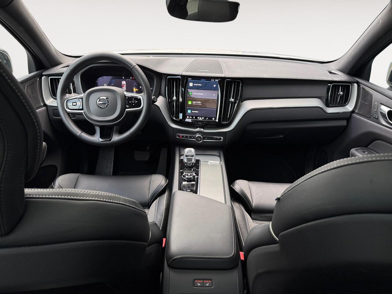Volvo XC60 2.0 T6 Plug-in hybrid AWD Plus Dark | Luchtvering | Harman/Kardon Audio | Extra getint glas | Sportstoelen |