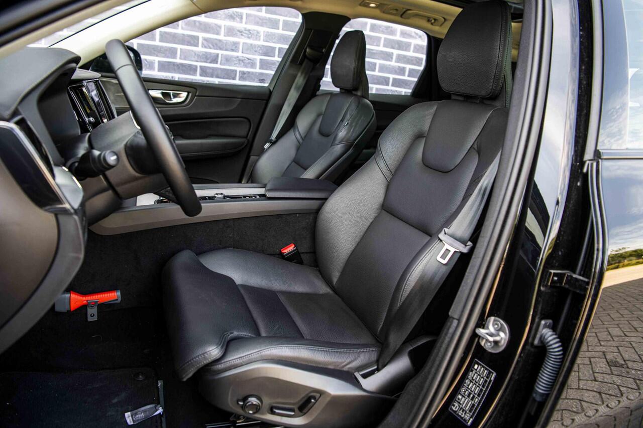 Volvo XC60 2.0 T6 Plug-in hybrid AWD Ultra Dark | Trekhaak | Adaptive cruise control | Head-up display | Harman/Kardon audio | Dode hoek detectie BLIS | Stoelverwarming voor + achter | Stuurverwarming | Elektrische stoelverstelling |