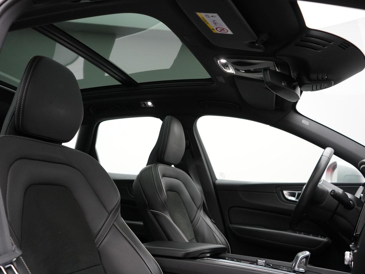 Volvo XC60 T8 Twin Engine AWD R-Design Plug in Hybrid 391pk PHEV | Trekhaak af Fabriek | Panodak | Pilot Assist | Adaptive Cruise | 360 Camera | Carplay | Keyless |