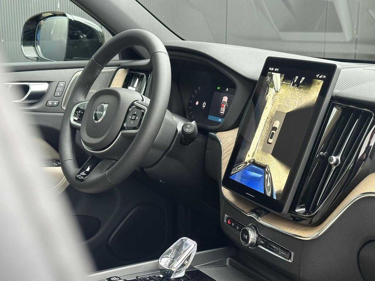 Volvo XC60 2.0 T6 Plug-in hybrid AWD Plus Dark 360 Camera / Head-up display / Harman Kardon audio / Panorama dak / stoel- en stuurverwarming / leer