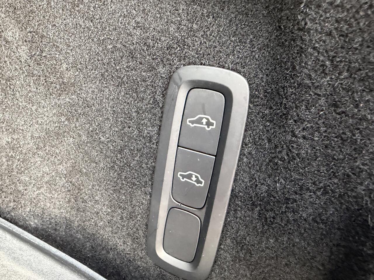 Volvo XC60 2.0 Recharge T6 AWD R-Design Facelift Luchtvering Panorama dak