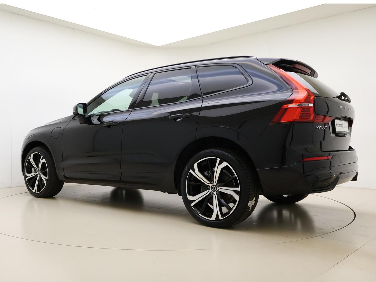 Volvo XC60 T6 350pk Plug-in hybrid AWD Plus Dark / Harman en Kardon audio / Contourstoelen / Panorama dak / Camera voor en achter / Elektrisch verstelbare stoelen /