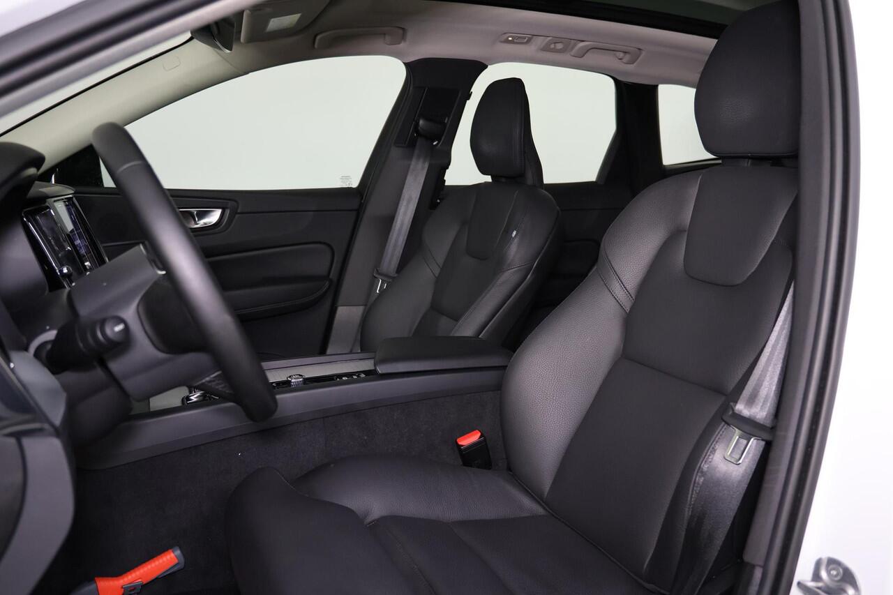 Volvo XC60 T6 Recharge AWD Plus Dark - Panorama/schuifdak - IntelliSafe Assist & Surround - 360º Camera - Verwarmde voorstoelen, stuur & achterbank - Parkeersensoren voor & achter - Elektr. bedienb. voorstoelen met geheugen - Draadloze tel. lader - Elektr. inklapbar