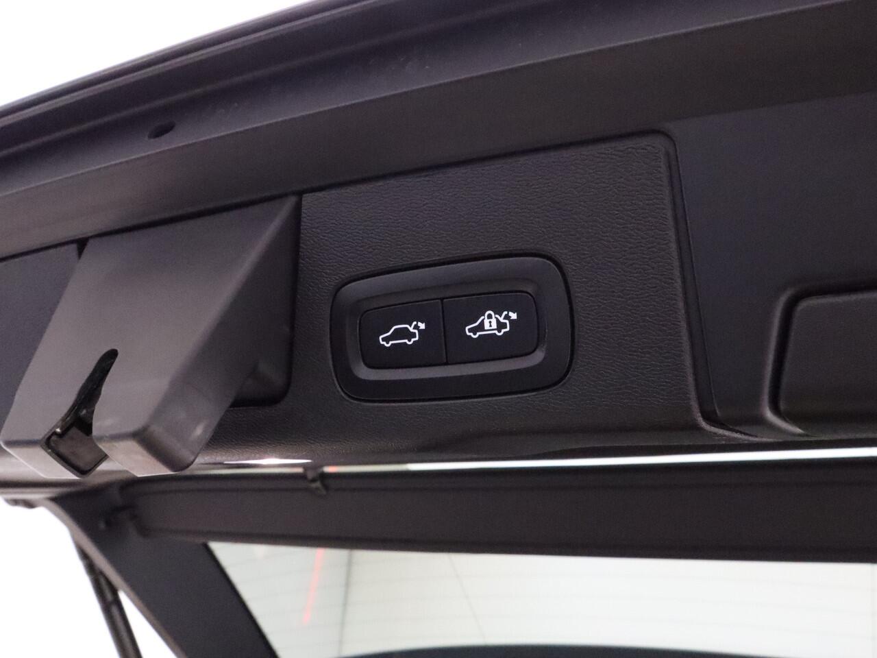 Volvo XC60 T6 350pk AWD Plus Dark / Harman en Kardon audio / Panorama dak / Camera rondom /