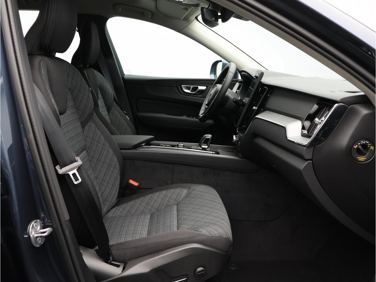 Volvo XC60 2.0 T6 Plug-in hybrid AWD Essential / Adaptive Cruise / Stoel+Stuurverwarming / 19" Wielen / All-Seasonbanden / BLIS / Pilot Assist / Parkeersensoren Voor+Achter /