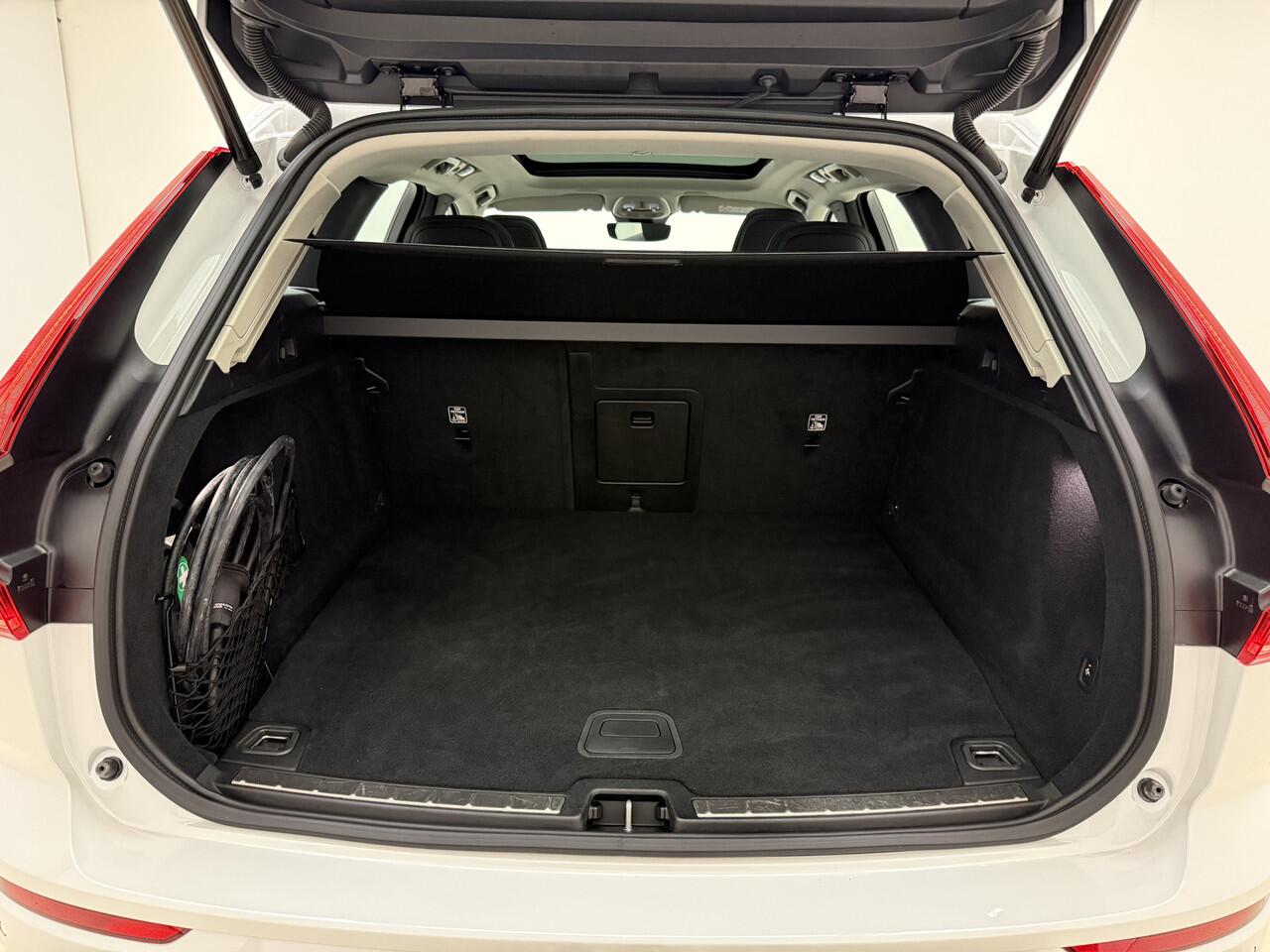 Volvo XC60 T6 Plug-in hybrid AWD Ultimate Dark / 20 '' Velgen / Head-up Display / Blis / Semi elektrisch trekhaak /