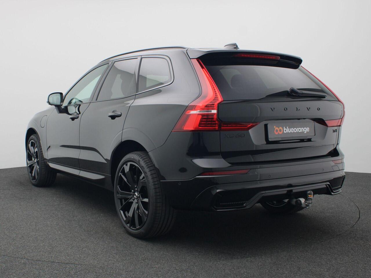 Volvo XC60 2.0 T6 Plug-in hybrid AWD Plus Black Edition 350PK Panoramadak, trekhaak, alarm, leder, elektrische achterklep, 21" lichtmetaal, dodehoekdetectie