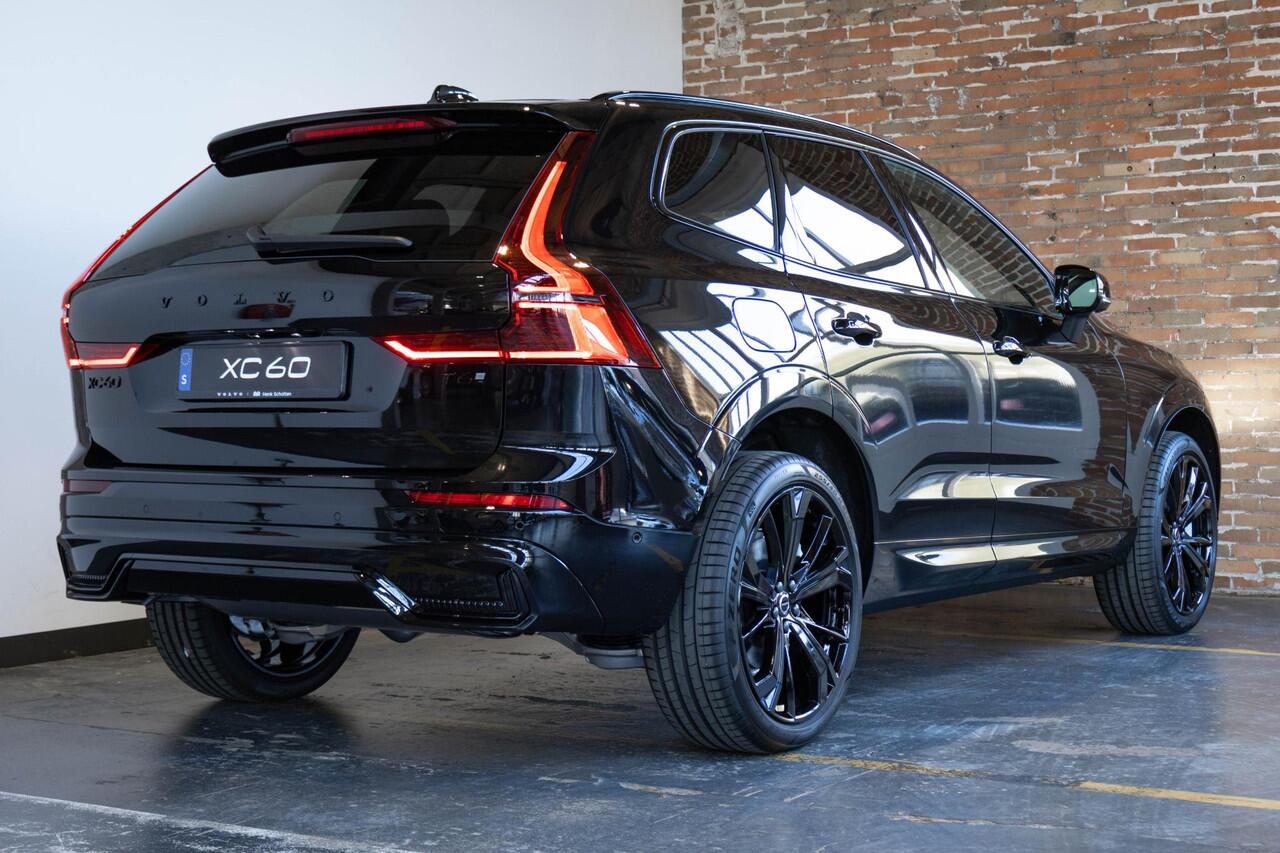 Volvo XC60 2.0 T6 Plug-in hybrid AWD Plus Black Edition | Verwacht Nov. 2025 | Luchtvering | Head-Up Display | 360º Camera | Schuif/Kantel-Panoramadak | Google Infotainment | 21" Lichtmetalen Wielen |