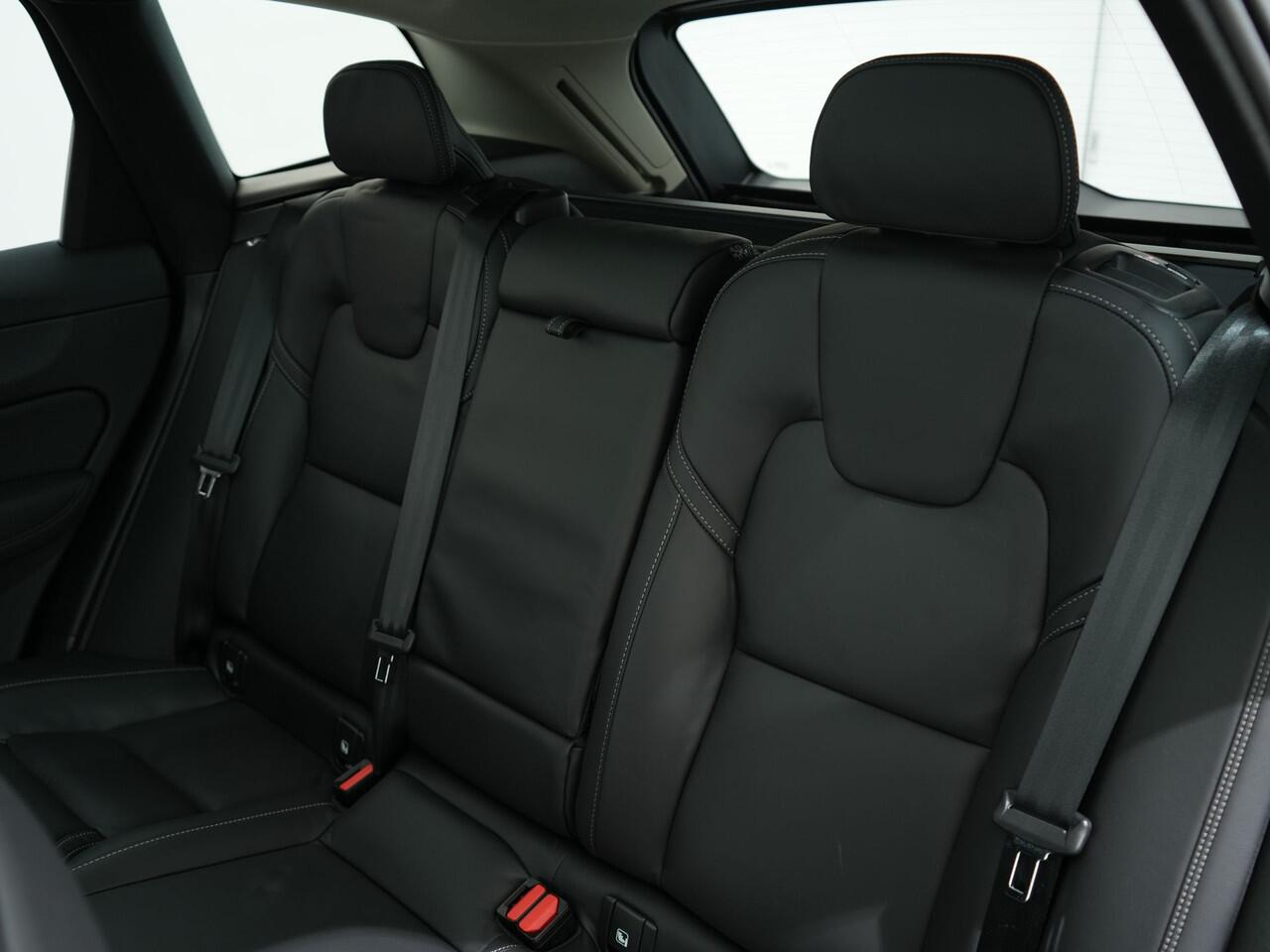 Volvo XC60 2.0 T8 RECHARGE 455PK AWD ULTRA DARK EAT8 | Bower & Wilkens | Luchtvering | Nappa Leder