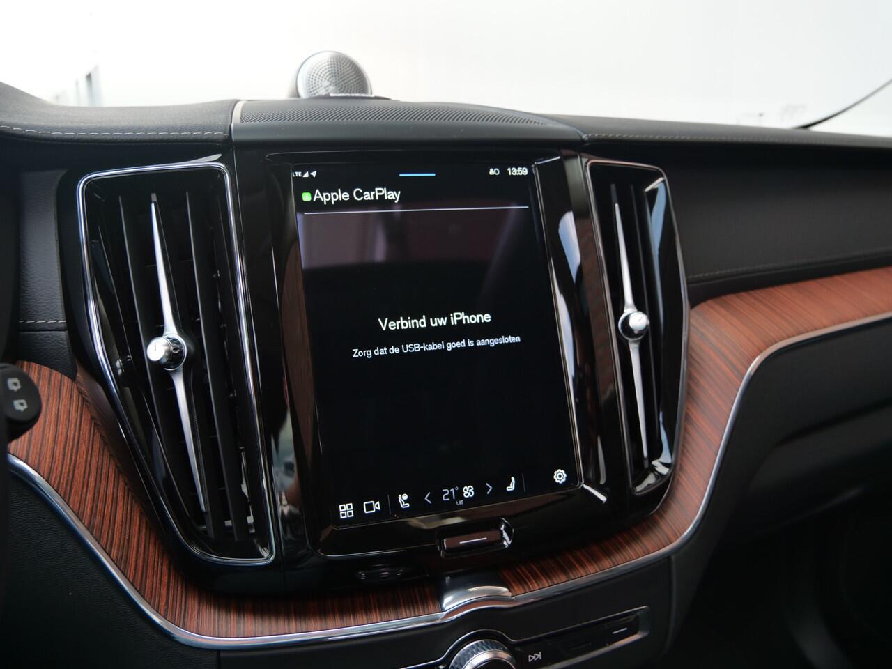 Volvo XC60 2.0 T6 350pk Plug-in hybrid AWD Ultimate Dark Schuifdak / Luchtvering / Head-up display