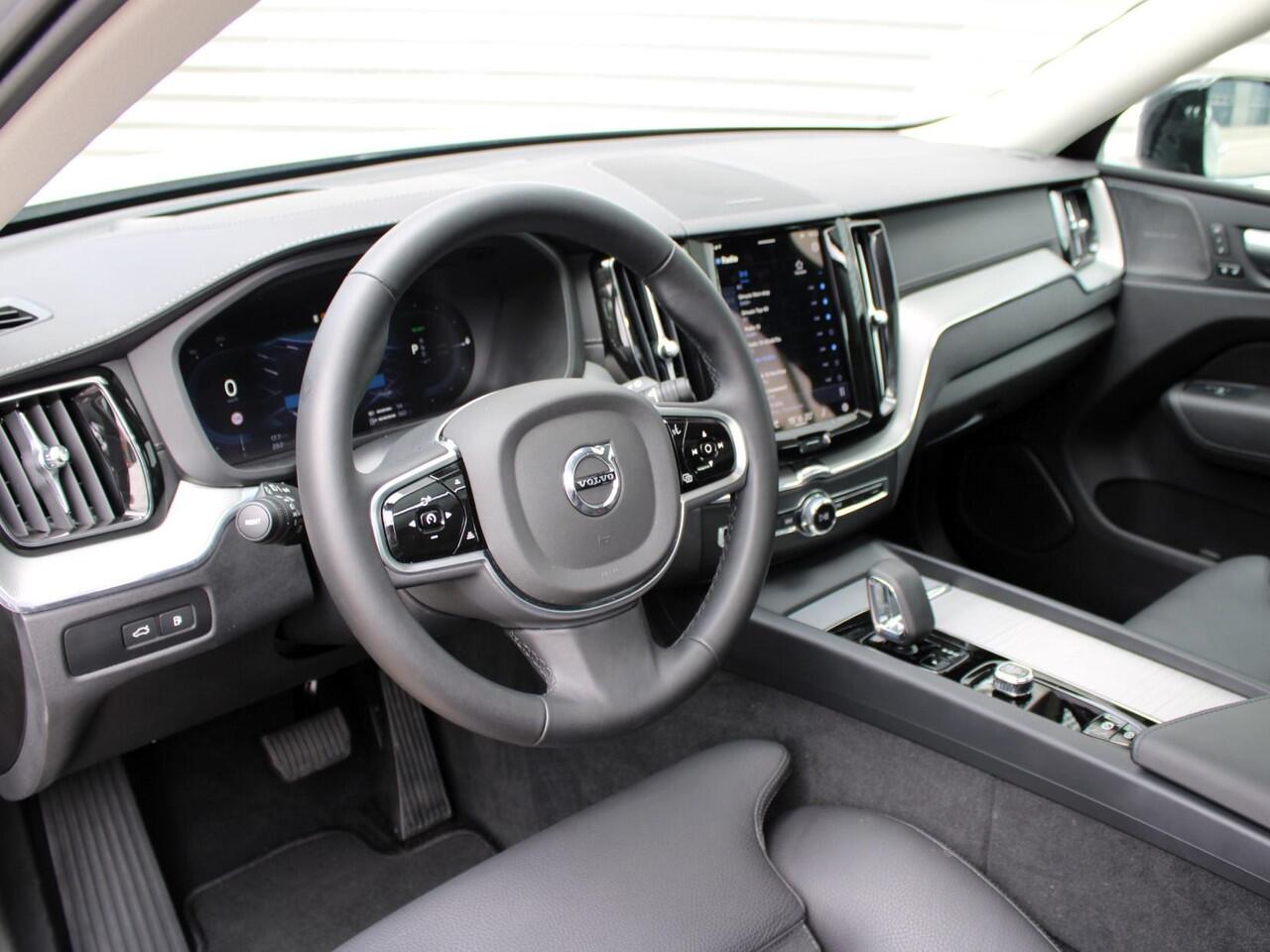 Volvo XC60 2.0 T6 Plug-in hybrid AWD Ultra Dark Automaat / Panoramadak / Trekhaak / 360* camera