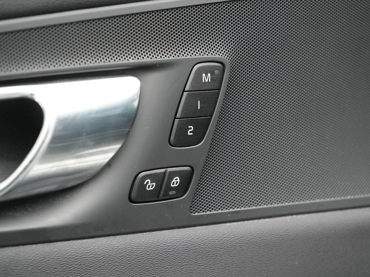 Volvo XC60 Recharge T6 AWD R-Design LONG RANGE Plug In Hybrid 341pk Dealer O.H. PHEV | Panodak | 360 Camera | Google Assistent | Lederen Sportstoelen Memory & Verwarmd | Apple Carplay | Keyless | Virtual | Navigatie | DAB |