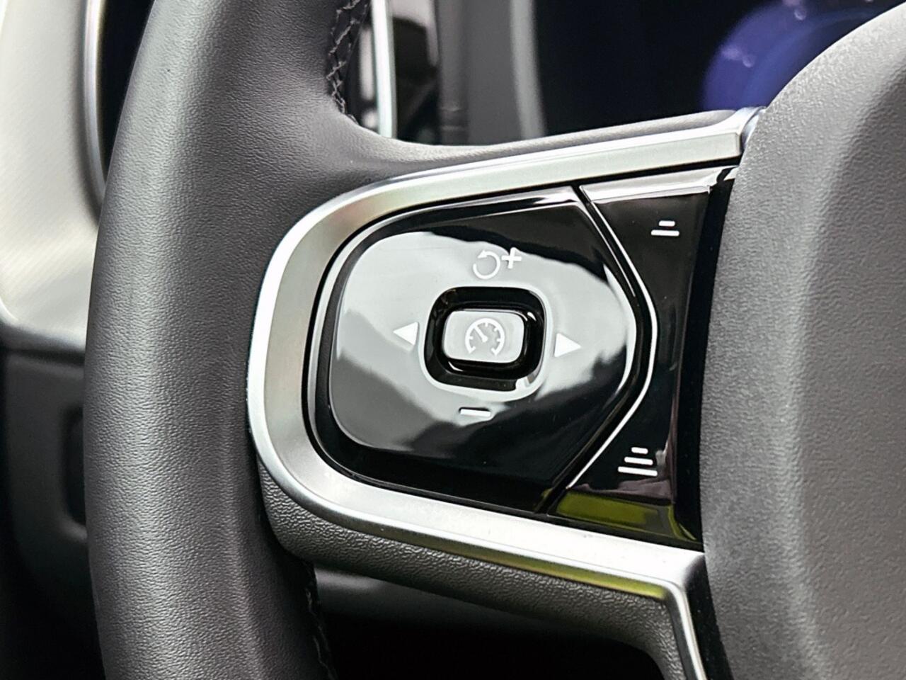 Volvo XC60 2.0 T6 Plug-in hybrid AWD Ultimate Dark | 360 camera | Adative