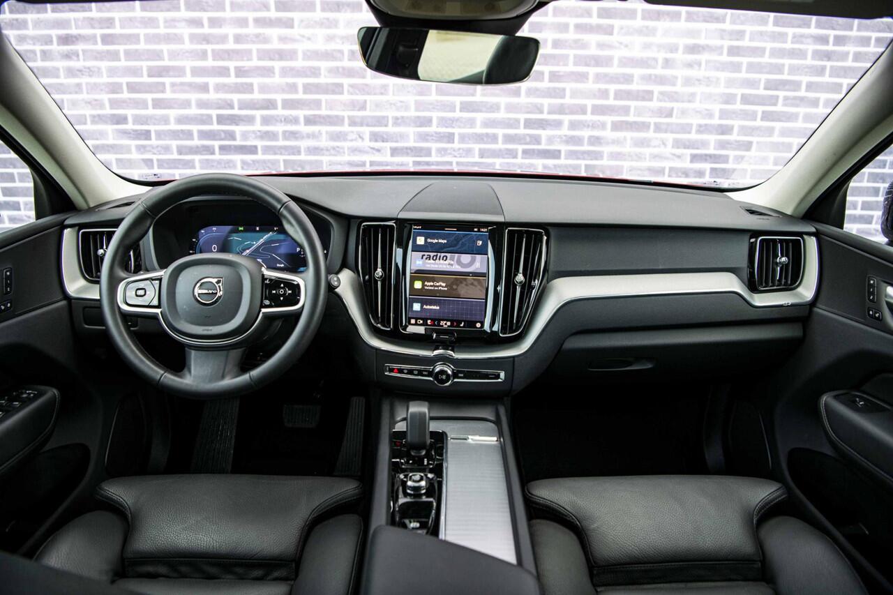 Volvo XC60 2.0 T6 Plug-in hybrid AWD Plus Dark | Adaptieve cruise control | 360° camera | Trekhaak | Stoel- en stuurverwarming | Dode hoek detectie BLIS | Panorama dak | All season banden | Google Auto |