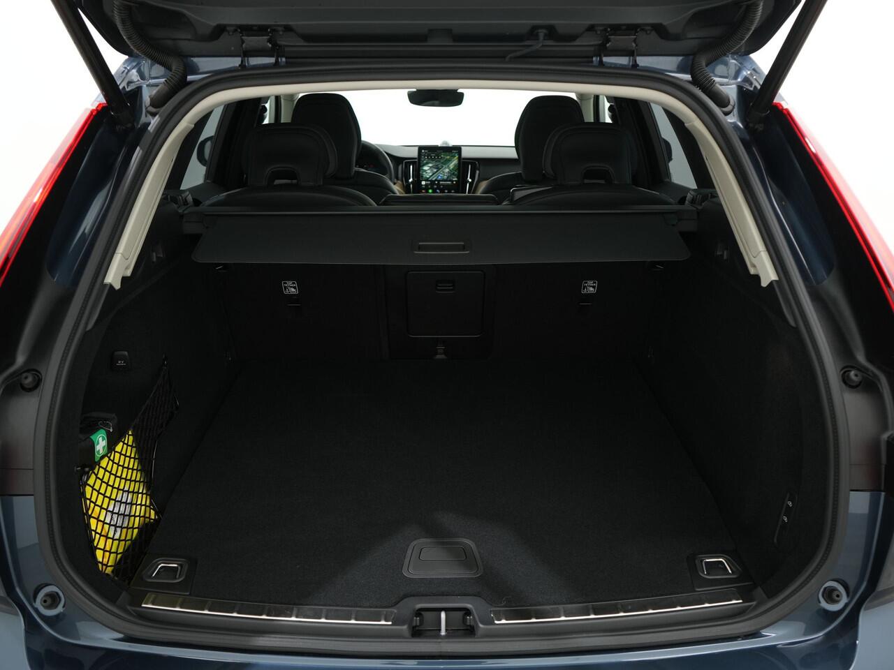 Volvo XC60 2.0 T8 RECHARGE 455PK AWD ULTRA DARK EAT8 | Bower & Wilkens | Luchtvering | Nappa Leder