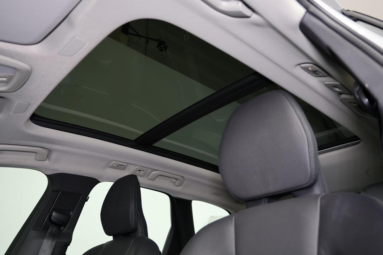 Volvo XC60 T6 Recharge AWD Ultra Dark - Panorama/schuifdak - IntelliSafe Assist & Surround - 360º Camera - Adaptieve LED koplampen - Verwarmde voorstoelen, stuur & achterbank - Elektr. bedienb. voorstoelen met geheugen - Head up display - Draadloze tel. lader - Elek