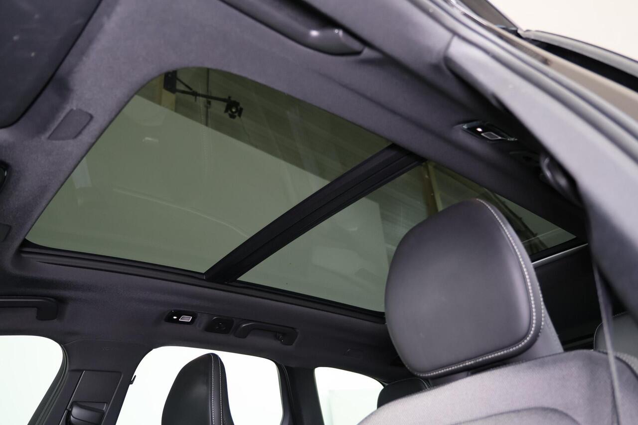 Volvo XC60 T6 Recharge AWD Plus Dark - Panorama/schuifdak - IntelliSafe Assist & Surround - 360º Camera - Harman/Kardon audio - Adaptieve LED koplampen - Verwarmde voorstoelen, stuur & achterbank - Parkeersensoren voor & achter - Elektr. bedienb. voorstoelen met geh