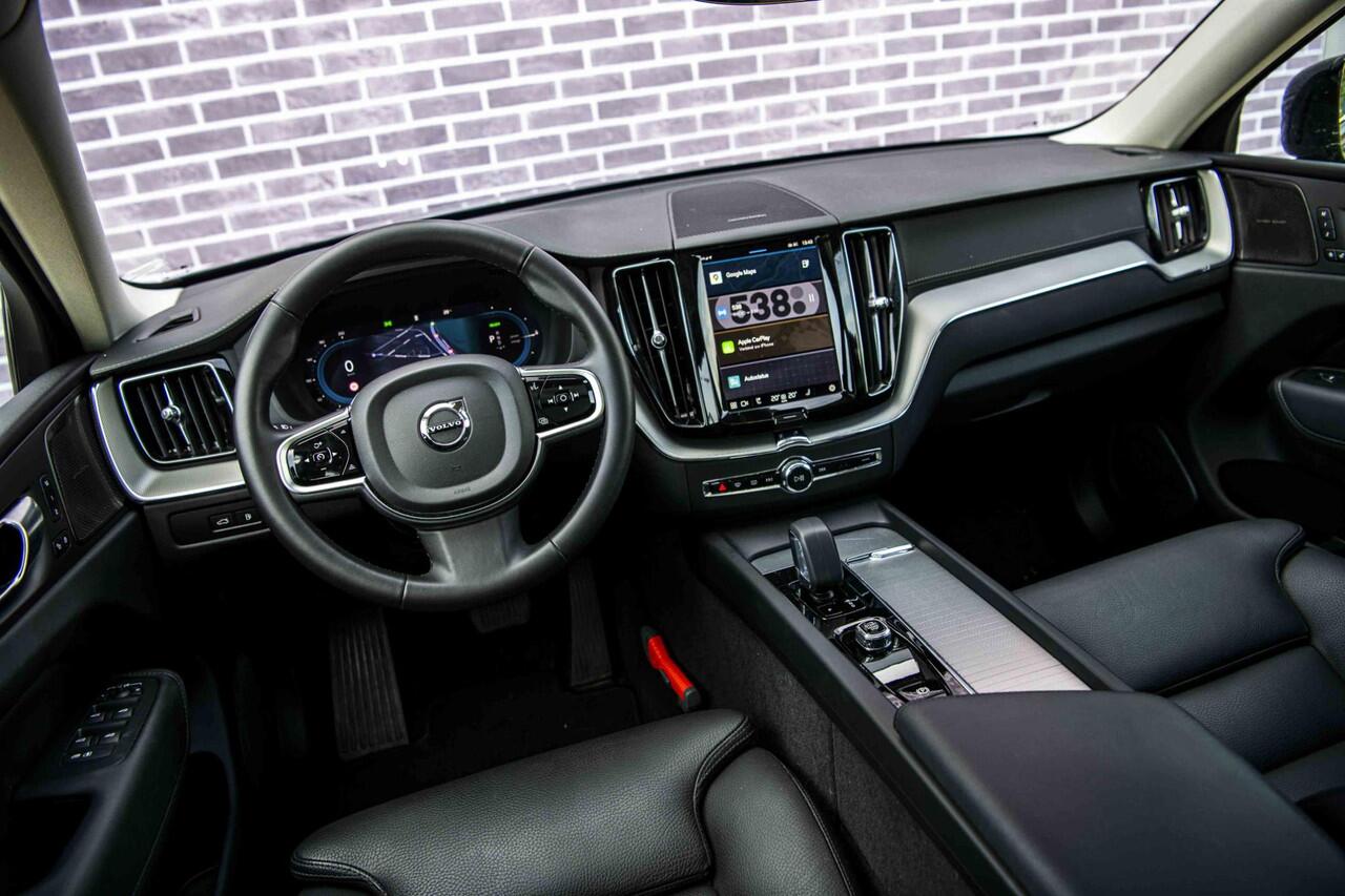 Volvo XC60 2.0 T6 Plug-in hybrid AWD Ultra Dark | Trekhaak | Adaptive cruise control | Head-up display | Harman/Kardon audio | Dode hoek detectie BLIS | Stoelverwarming voor + achter | Stuurverwarming | Elektrische stoelverstelling |