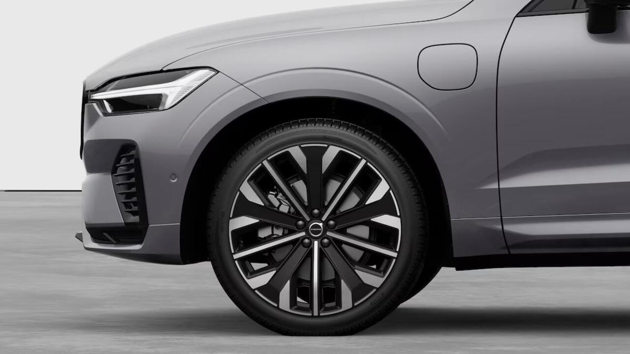 Volvo XC60 2.0 T6 Plug-in hybrid AWD Plus Dark | Verwacht Dec. 2025 | 21" Lichtmetalen Wielen | Head-Up Display | Schuif/Kantel Panoramadak | 360º Camera | Donker Getint Glas |