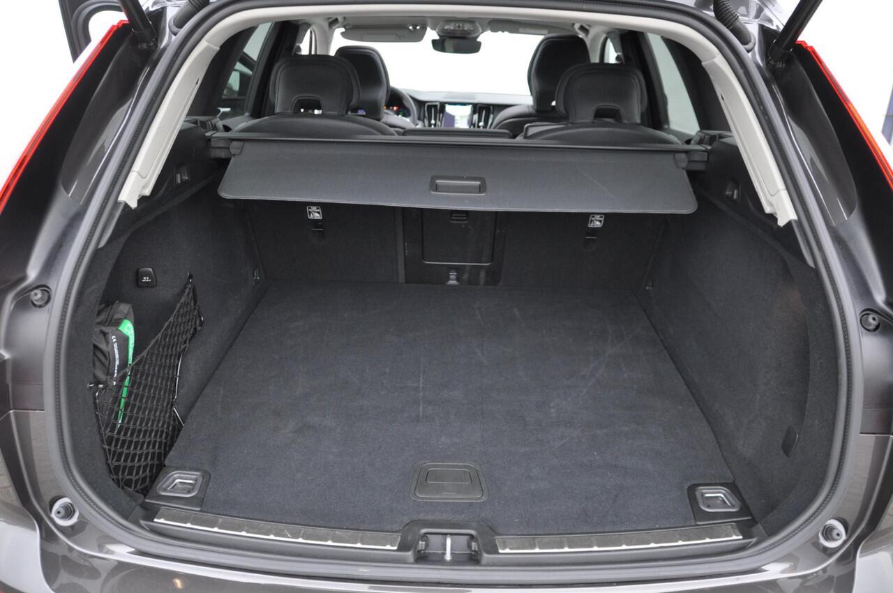 Volvo XC60 T6 350PK Automaat Plug-in hybrid AWD Plus Dark Long range / Adaptieve cruise control / Panoramadak / Apple carplay / Parkeersensoren met 360 camera / Elektrische achterklep / Elektrische stoelen met geheugen / Stoel en stuurwielverwarming