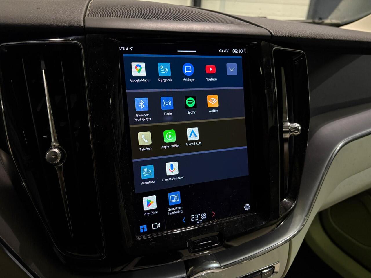 Volvo XC60 T6 Aut. Long Range Core Bright Leder Parkeercamera 350pk