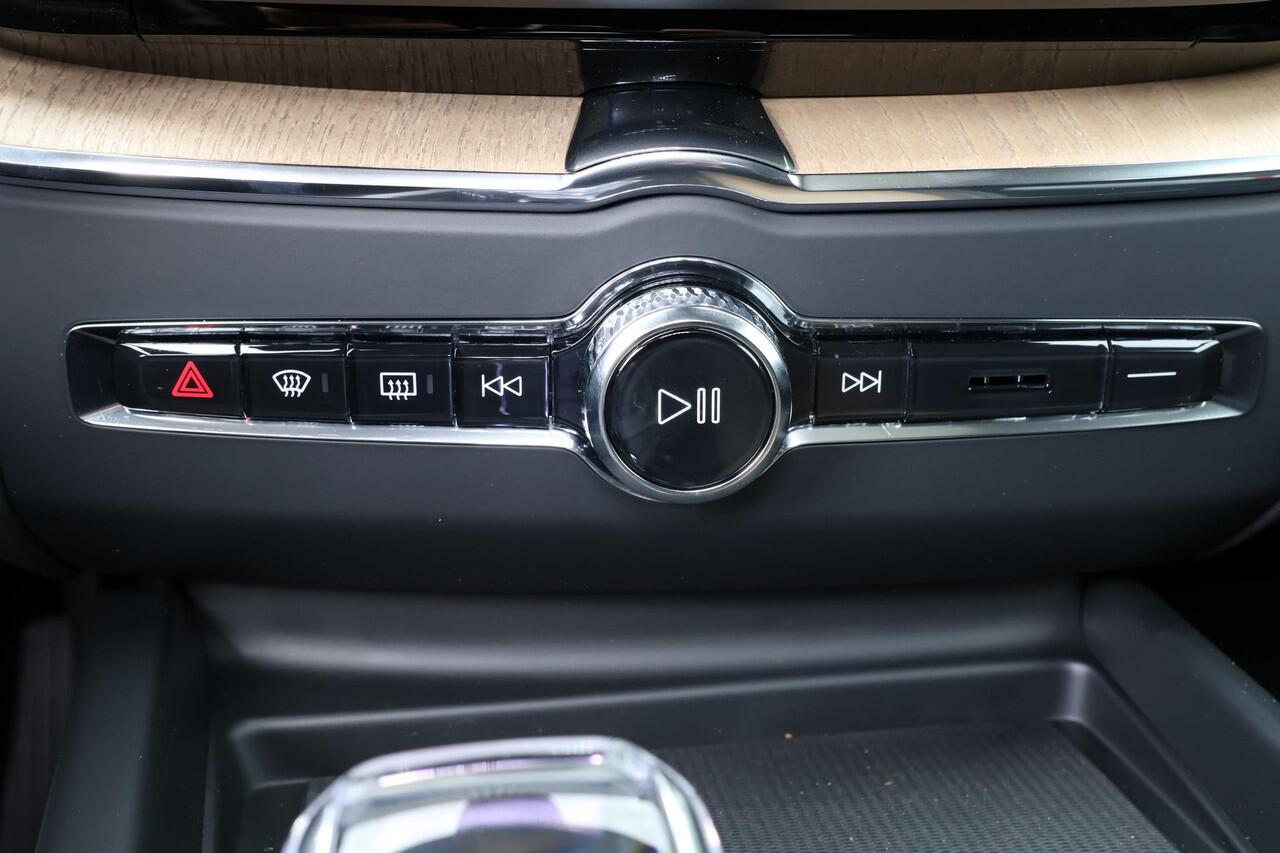 Volvo XC60 T8 Recharge AWD Ultra Dark - Panorama/schuifdak - IntelliSafe Assist & Surround - 360º Camera - Harman/Kardon audio - Adaptieve LED koplampen - Verwarmde voorstoelen, stuur & achterbank - Parkeersensoren voor & achter - Elektr. bedienb. voorstoelen met ge