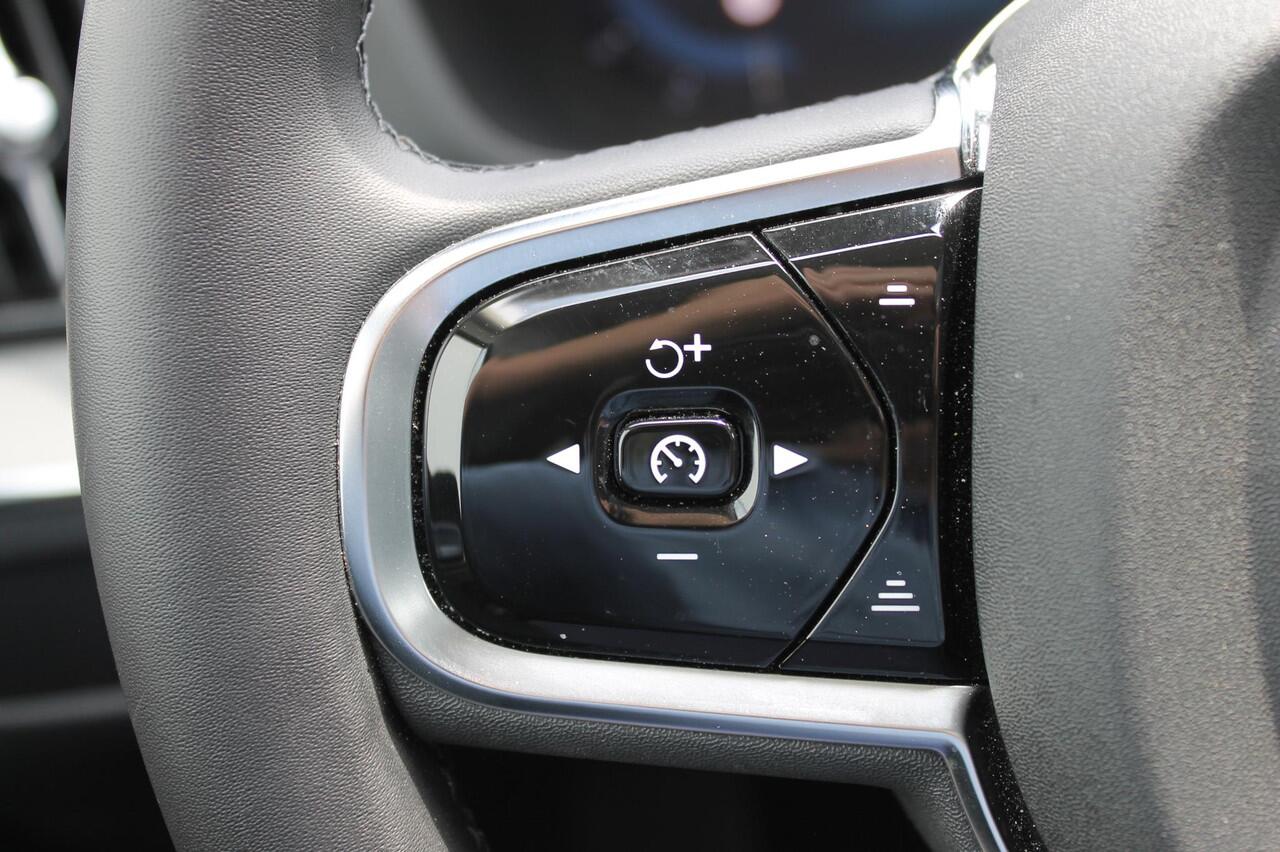 Volvo XC60 T6 350PK Plug-in hybrid AWD Plus Dark Long Range / Semi elektrisch wegklapbare trekhaak / Lederen bekleding / Panoramisch schuif-kanteldak