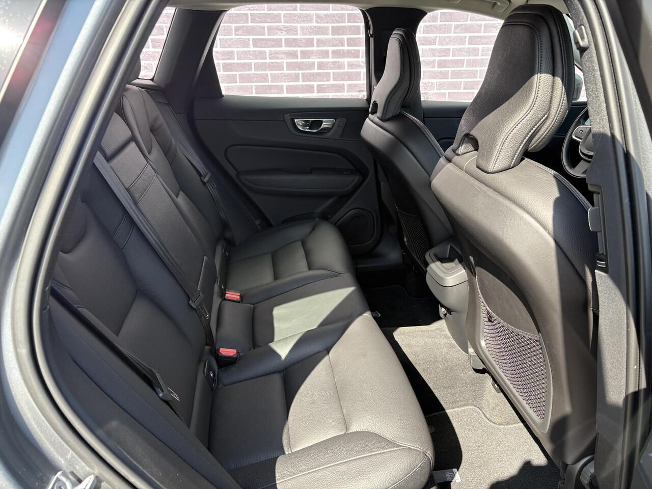 Volvo XC60 2.0 B5 Momentum Pro | Trekhaak | Memory | Standkachel | Volvo on Call | Stoel en stuurverwarming | Parkeercamera | Keyless entry/drive | Reservewiel |