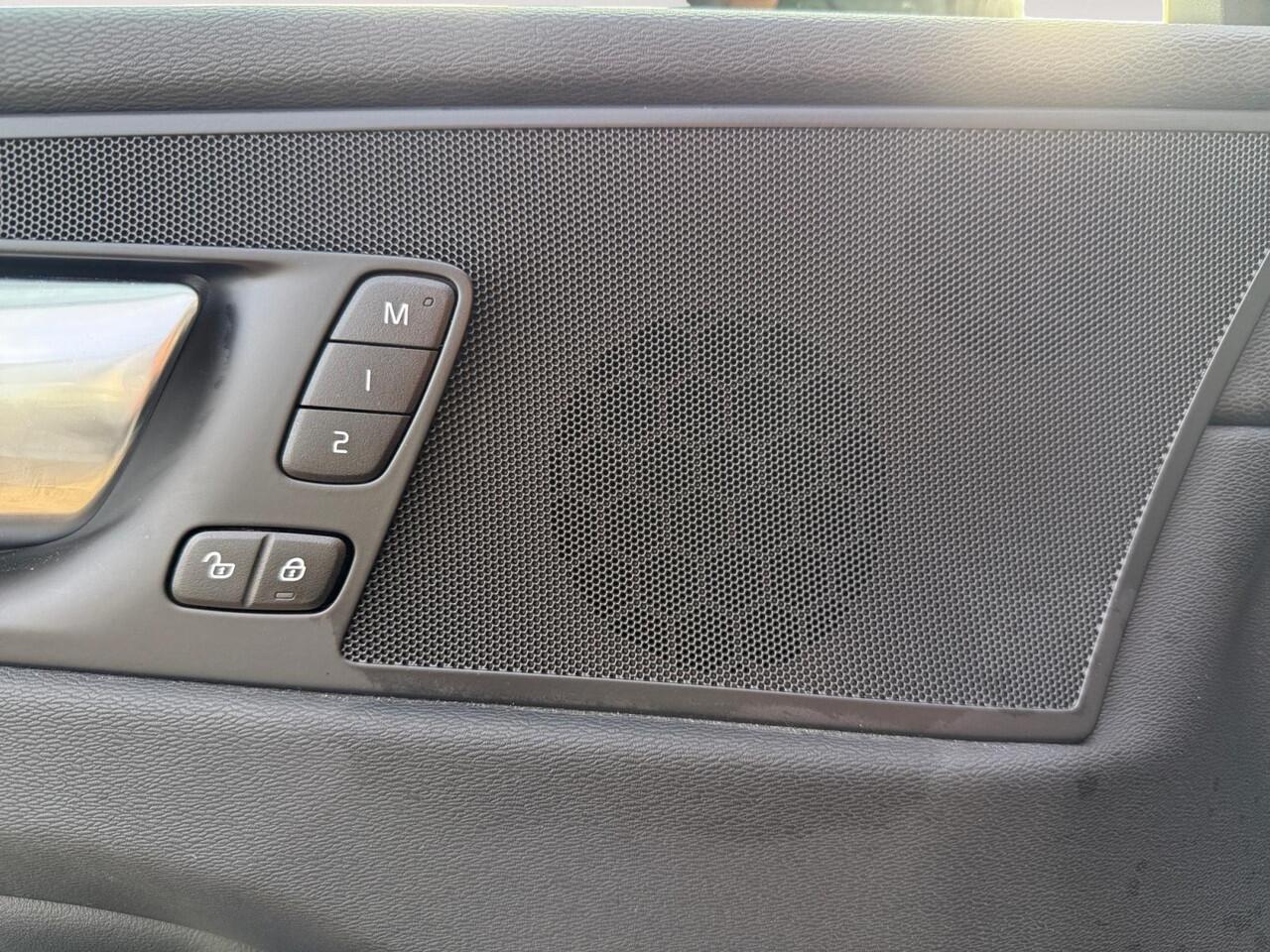 Volvo XC60 2.0 T6 Plug-in hybrid AWD Plus Dark | Trekhaak | 360 graden camera | Panormadak | Lederen bekleding |