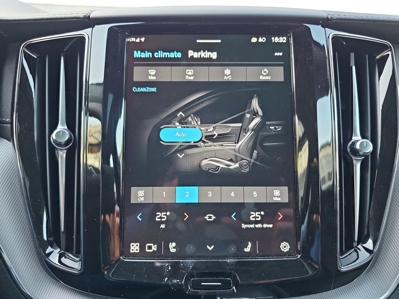 Volvo XC60 2.0 T6 Plug-in hybrid AWD Ultimate Dark | Head-up Display | Stoelverwarming | 360 graden camera | Harman/Kardon Audio |