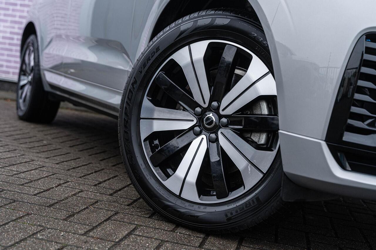 Volvo XC60 T6 Plug-in hybrid AWD Plus Dark | Google | Long Range | Schuif-/Kanteldak | Camera | Trekhaak | Adaptieve Cruise Control | Lederen Bekleding | Elek. Stoelen | Stoelverwarming Voor + Achter | Zitverlenging | Stuurverwarming | Memory | 19" LM