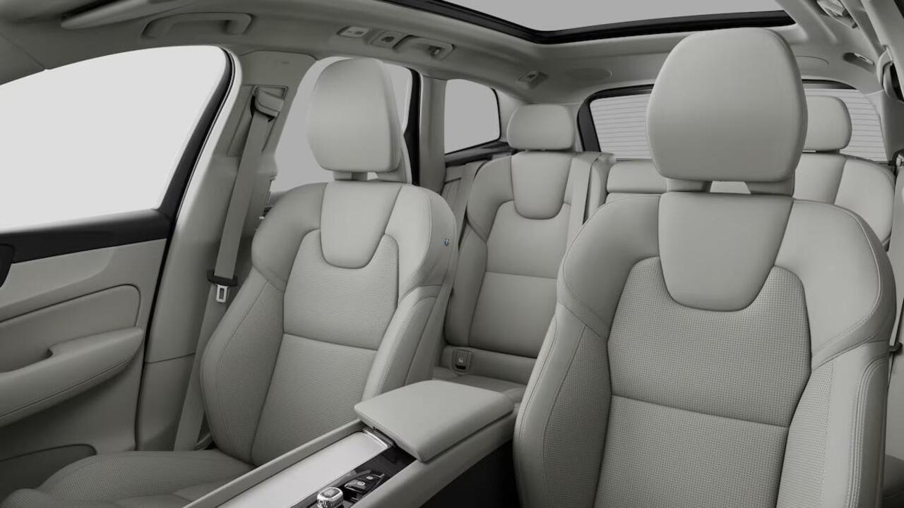 Volvo XC60 2.0 T6 Plug-in hybrid AWD Ultra Dark | Verwacht Dec. 2025 | Executive Line | Bowers & Wilkins | Luchtvering | Geventileerde Voorstoelen | Massagefunctie | 21" Lichtmetalen Wielen |