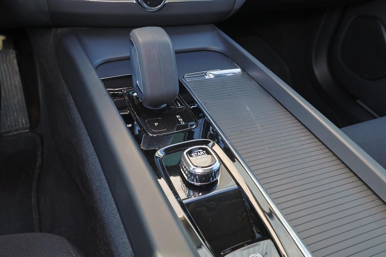 Volvo XC60 T6 Recharge AWD Inscription Expression - LONG RANGE - Panorama/schuifdak - IntelliSafe Assist - Harman/Kardon audio - Adaptieve LED koplampen - Parkeercamera achter - Verwarmde voorstoelen & stuur - Parkeersensoren voor & achter - Draadloze tel. lader - E