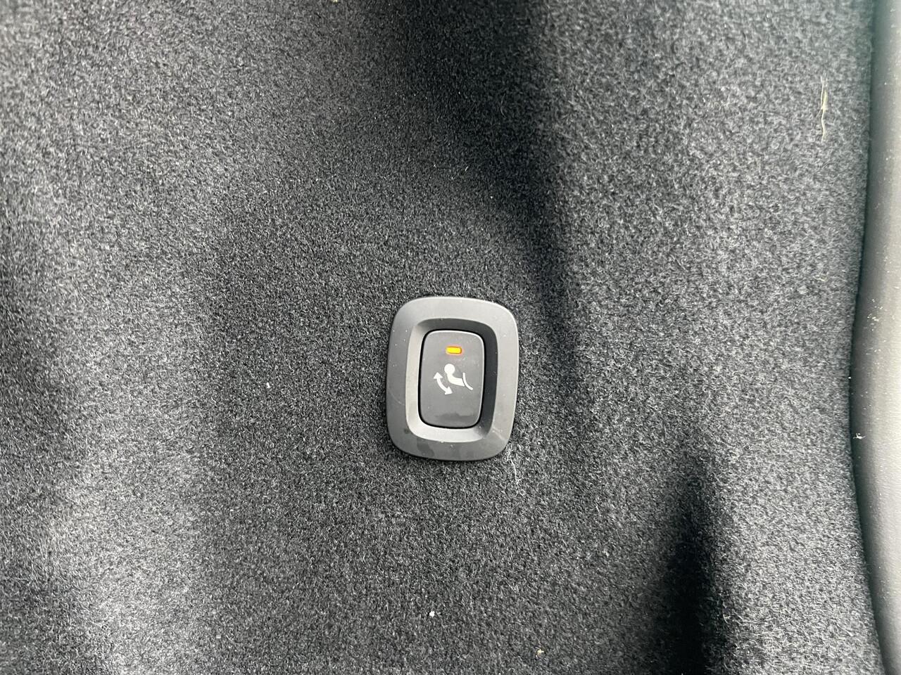 Volvo XC60 2.0 T8 Plug-in hybrid AWD Ultra Dark PHEV, Automaat, 21 inch, Panoramadak, Bowers&Wilkins audio, Stoelverwarming, Stuurverwarming, Trekhaak semi elektrisch wegklapbaar, Gelaagde- en getinte ramen