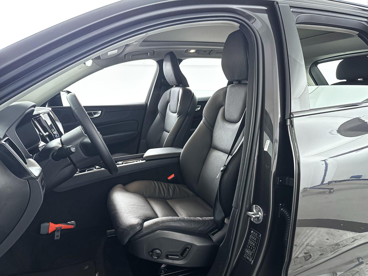 Volvo XC60 T6 Aut. Plug-in hybrid AWD Plus Dark | Panoramadak | 360° camera | Stoel- en stuurverwarming | Trekhaak