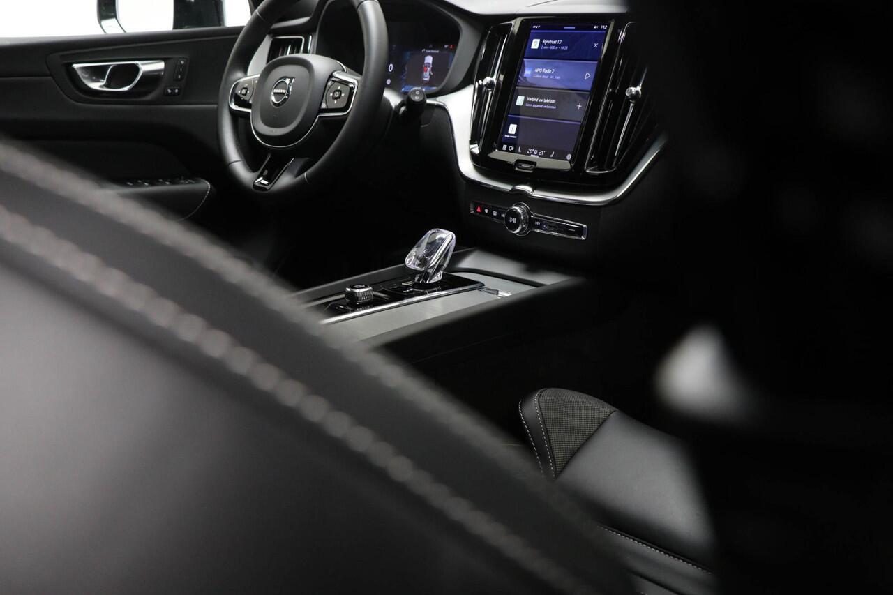 Volvo XC60 B4 Ultimate Dark | TREKHAAK | LEDER | STOELVERWARMING | DAB | APPLE
