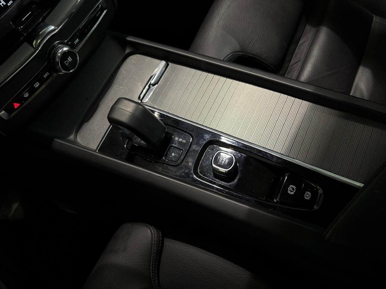 Volvo XC60 T6 Aut. LongRange Plus Dark Leder Parkeercamera 350pk