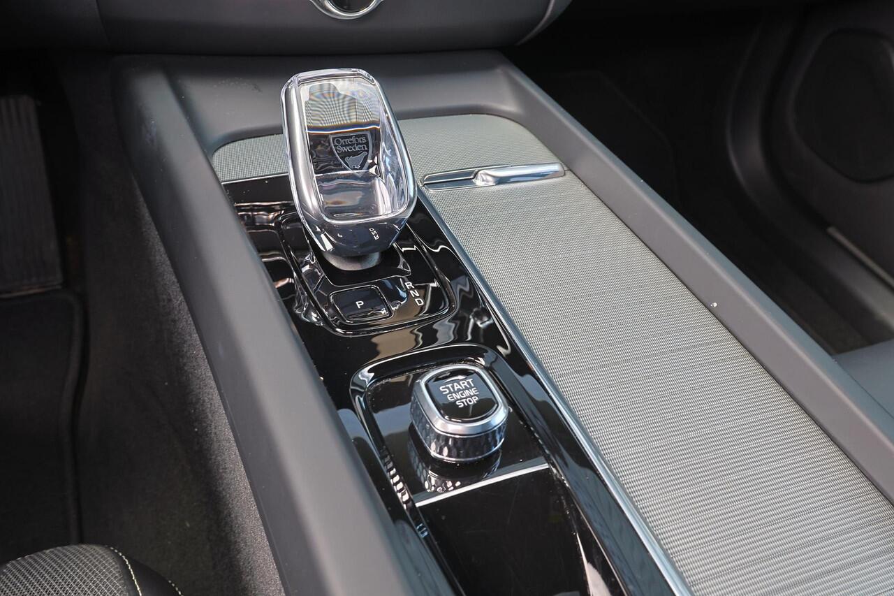 Volvo XC60 T6 Recharge AWD Plus Black Edition - Luchtvering - Panorama/schuifdak - IntelliSafe Assist & Surround - 360º Camera - Bowers & Wilkins audio - Adaptieve LED koplampen - Verwarmde voorstoelen, stuur & achterbank - Parkeersensoren voor & achter - Elektr. be