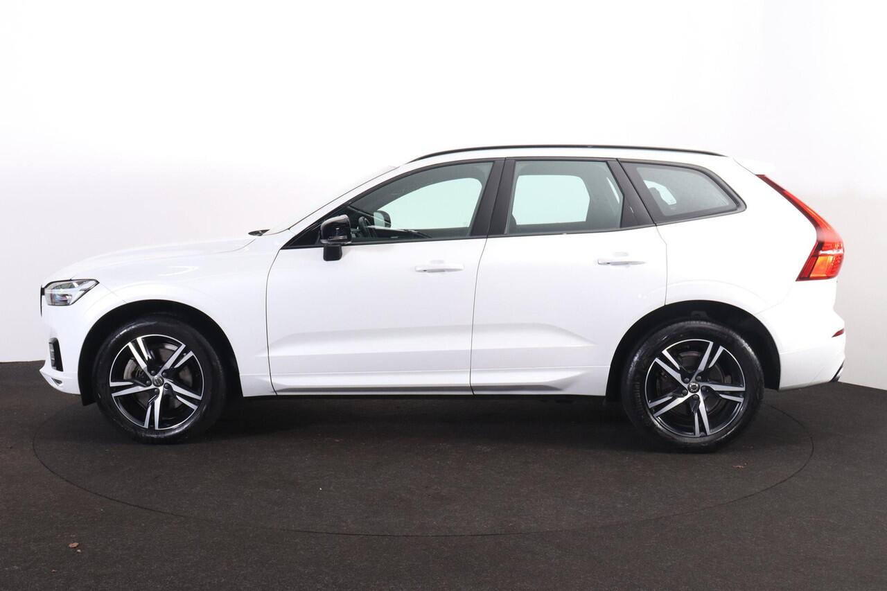 Volvo XC60 B5 R-Design - Panoramisch schuif-/kanteldak - Intellisafe Assist / Surround - Parkeerverwarming met timer - Harman Kardon Audio - Elektrisch bedienbare voorstoelen met geheugen - Verwarmbare voorstoelen - Head-up Display - Verwarmbaar stuurwiel - 360 view